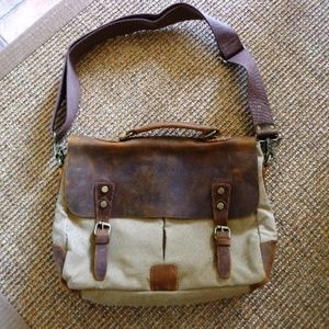 Messenger Tablet Bag NIP Wisecracker Can/Lea